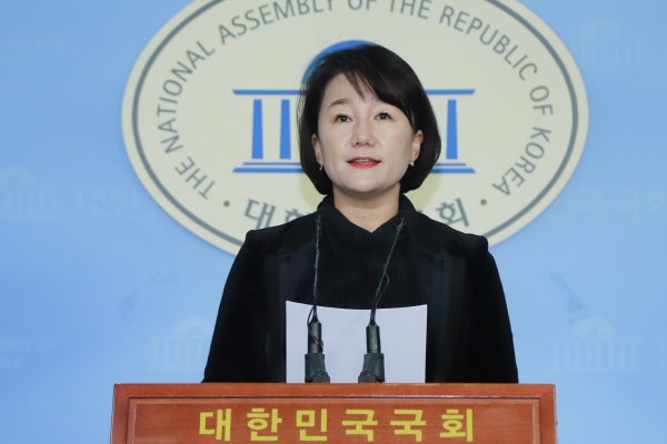 더불어민주당 이재정 대변인이 30일 오후 김경수 경남지사의 법정 구속과 관련하여 현안브리핑을 하고 있다.