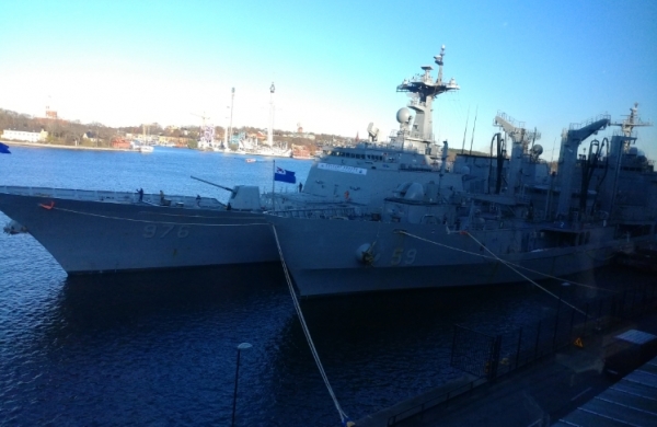 스웨덴의 스톡홀름에 입항한 2019 대한민국 해군 순항훈련전단의 화천함(앞)과 문무대왕함(뒤).