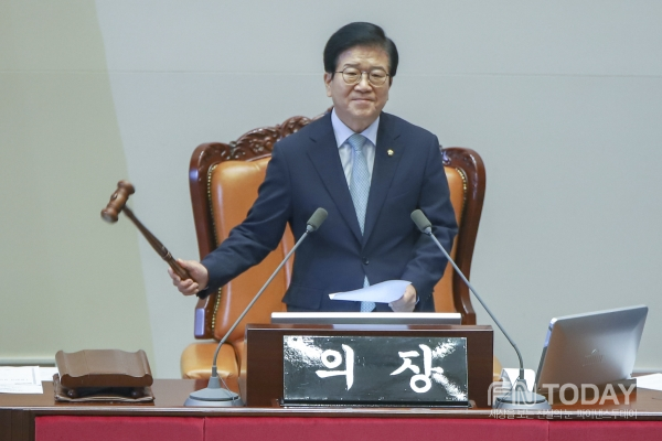 -국회는 박병석 국회의장이 4일 오후 국회에서 열린  제380회국회(임시회) 제8차 본회의를 개의하는 의사봉을 두드리고 있다.