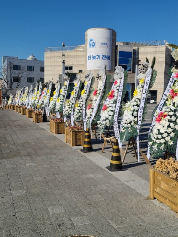 남양주시청사 앞에 항의표시로 세워진 수십 개 근조조화(사진=독자제공)