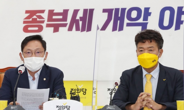 정의당 배진교 원내대표(왼쪽)가 2일 서울 여의도 국회에서 열린 상무위원회에서 발언하고 있다.