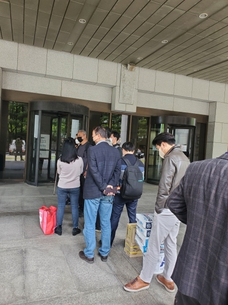 4.15총선 인천연수구을 선거무효소송 변론기일 법정에 입장을 기다리고 있는 시민들<br>