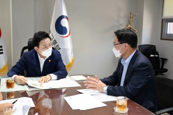 강수현 양주시장(오른쪽)이 8일 국토발전전시관에서 원희룡 국토교통부 장관을 만나 지역 현안 해결을 위한 지원을 건의하고 있다(사진=양주시)