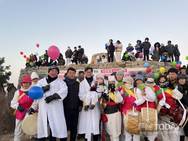 지난 1일 밀양시 2023년 종남산 해맞이 행사 개최했다. 이날 행사 후 기념촬영을 하고 있다.  사진 = 밀양시