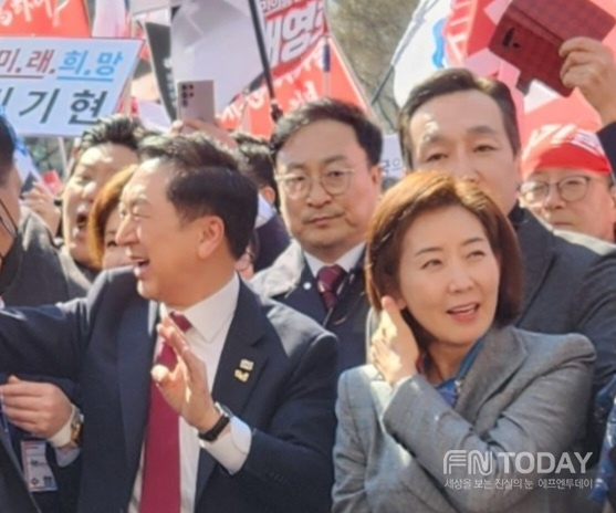 김기현 후보와 나경원 저 저출산고령화사회 부위원장이 지지자들의 환호를 받으면서 입장하고 있다.