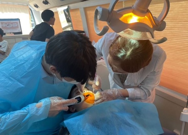 경남 의령군 아동들이 치과버스에서 치아 점검 및 치료를 받고 있다.[의령군 제공]