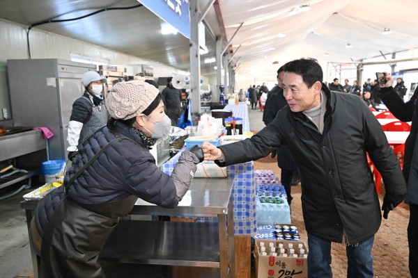 백영현 포천시장이 제19회 포천백운계곡 동장군 축제에서 상인들을 격려하고 있다(사진=포천시)