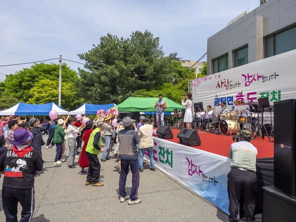 파주시 광탄명 경로잔치에 참석한 시민들이 함께 즐겁게 즐기고 있다[사진=이윤택]