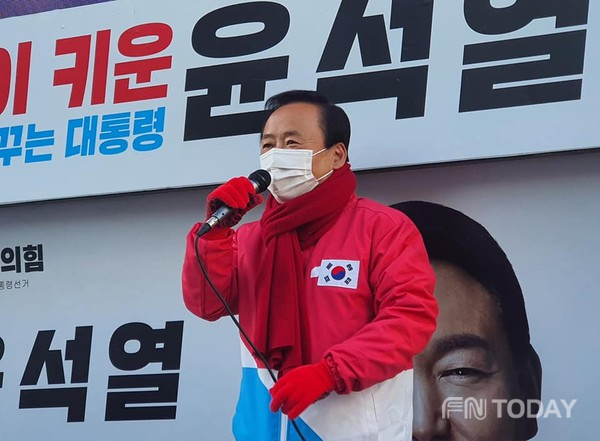 이주영 전 부의장이 유세장에서 '윤석열 후보'지지 연설을 하고 있다.