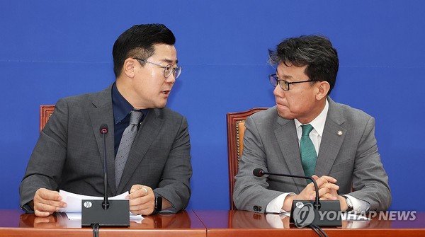 대화하는 박찬대 당대표 직무대행과 진성준 정책위의장(서울=연합뉴스) 김주형 기자 = 더불어민주당 박찬대 당대표 직무대행 겸 원내대표와 진성준 정책위의장(오른쪽)이 18일 오전 국회에서 열린 정책조정회의에 입장해 대화하고 있다. 2024.7.18 kjhpress@yna.co.kr