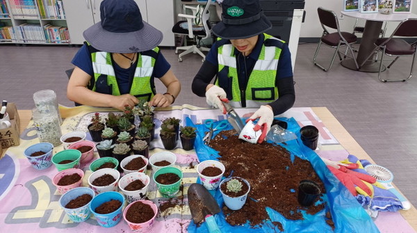 파주 문산읍 1부서 1대표사업 ‘기후위기 극복 위한 실천과 행동 43리’ 현장[사진=파주시]