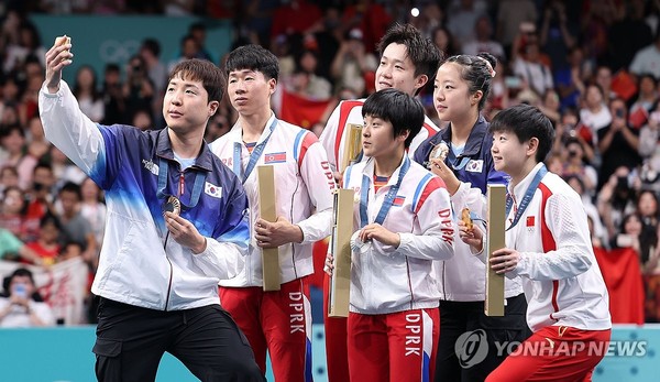 남북, 시상대에서 만나 '빅토리 셀피'(파리=연합뉴스) 김도훈 기자 = 30일(현지시간) 프랑스 파리 사우스 파리 아레나4에서 열린 2024 파리올림픽 탁구 혼합복식 시상식에서 동메달을 차지한 한국 임종훈, 신유빈과 은메달을 차지한 북한 리정식, 김금용 등이 시상대에서 삼성 Z플립 6로 함께 기념촬영을 하고 있다. 2024.7.30