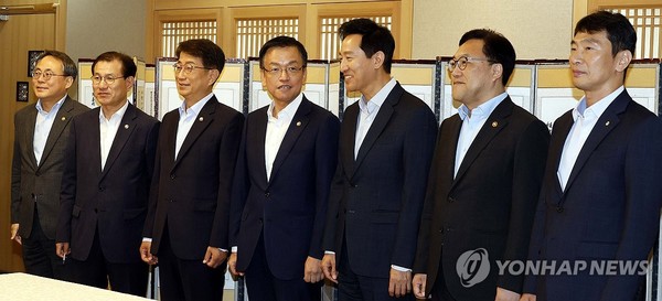 부동산관계 장관 회의(서울=연합뉴스) 한상균 기자 = 최상목 경제부총리가 8일 정부서울청사에서 부동산관계 장관회의 참석자들과 기념촬영을 하고 있다. 오른쪽부터 이복현 금감원장, 김병환 금융위원장, 오세훈 서울시장, 최 부총리, 박상우 국토교통부 장관. 2024.8.8 [공동취재]