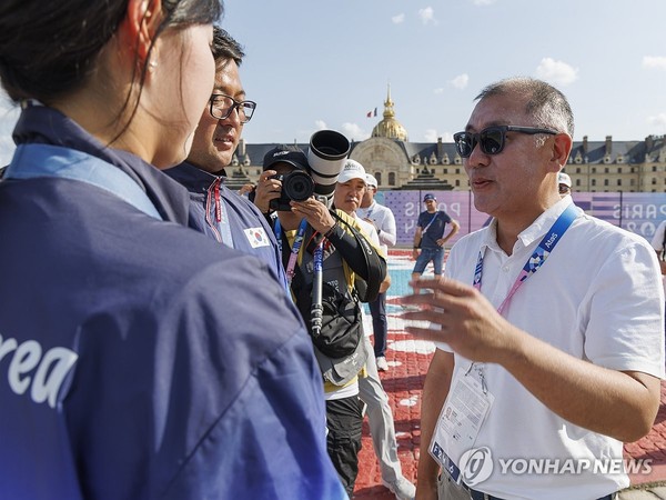 정의선 현대차 회장, 양궁 혼성 듀오 격려(파리=연합뉴스) 황광모 기자 = 2일(현지시간) 프랑스 파리 레쟁발리드에서 열린 2024 파리올림픽 양궁 혼성 단체 독일과 결승전에서 승리해 금메달을 획득한 임시현과 김우진에게 경기장에 응원온 정의선 현대차 회장이 격려의 말을 하고 있다. 2024.8.3