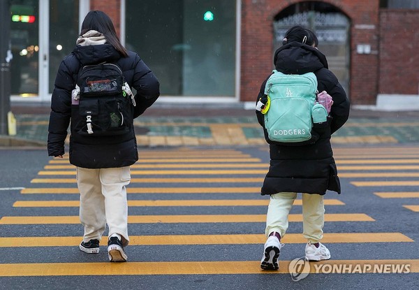 등교하는 초등학생(서울=연합뉴스) = 3일 오전 서울 시내 한 초등학교에 초등학생들이 등교하고 있다. 2024.1.3 [연합뉴스 자료사진]