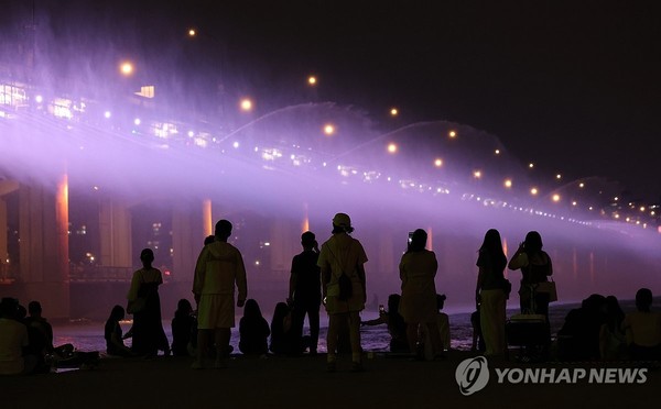 열대야 피해 분수 구경(서울=연합뉴스) 김성민 기자 = 열대야가 이어지고 있는 18일 오후 서울 서초구 반포한강공원에서 시민들이 달빛무지개분수를 감상하고 있다. 2024.8.18