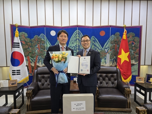 외교부 장관 표창을 받은 김범수 연합뉴스 전 하노이 특파원외교부 장관 표창을 받은 김범수(왼쪽) 연합뉴스 전 하노이 특파원과 최영삼(오른쪽) 주베트남 한국대사.