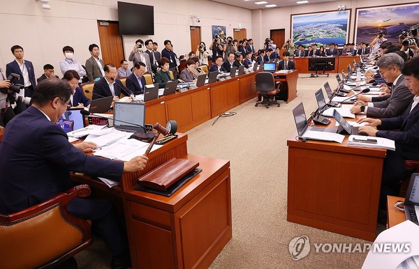 국토위, 전세사기특별법 개정안 처리국회 국토교통위원회 맹성규 위원장이 8월 21일 국회에서 열린 전체회의에서 의사봉을 두드리고 있다. [연합뉴스 자료사진]