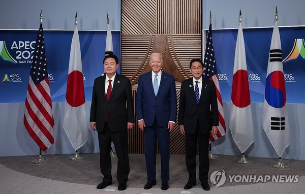 APEC 행사장에서 나란히 선 한미일 정상(샌프란시스코=연합뉴스) 임헌정 기자 = 아시아태평양경제협력체(APEC) 정상회의 참석차 미국을 방문 중인 윤석열 대통령이 16일(현지시간) 미국 샌프란시스코 모스코니센터에서 열린 한미일 정상 회동에서 조 바이든 미국 대통령, 기시다 후미오 일본 총리와 기념촬영을 하고 있다. 2023.11.17