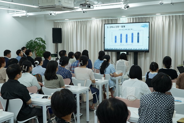 지난달 27일 부산에서 열린 ‘돌고래 : 돌아보자 고독사 없는 내일을 위해’ 캠페인 설명회 현장의 모습. (사진 제공 : HWPL)