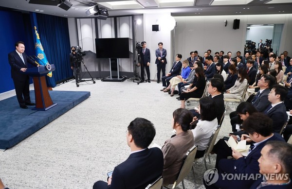 윤석열 대통령, 국정브리핑 및 기자회견(서울=연합뉴스) 홍해인 기자 = 윤석열 대통령이 29일 오전 서울 용산 대통령실 청사에서 '국정브리핑 및 기자회견'을 하고 있다.