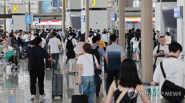 출국납부금 부담금 3천원 인하…면제 대상도 확대(영종도=연합뉴스) 김인철 기자 = 국내 공항, 항만을 통해 해외로 출국하는 내·외국인을 대상으로 징수하는 출국납부금 부담금이 1만원에서 7천원으로 인하된 1일 인천국제공항 제1여객터미널 출국장에서 공항 이용객들이 이동하고 있다. 2024.7.1