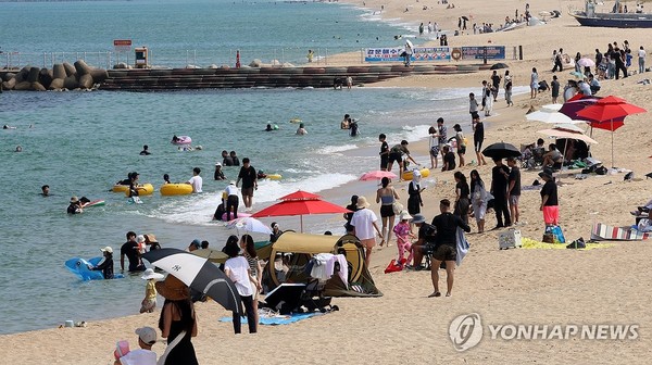 이제 무더위 끝났으면(강릉=연합뉴스) 유형재 기자 = 지난달 25일 강원 강릉시 강문해수욕장에서 피서객들이 막바지 피서를 즐기고 있다.경포와 강문 등 동해안 대부분의 해수욕장은 지난달 18일 폐장했다. 2024.8.25