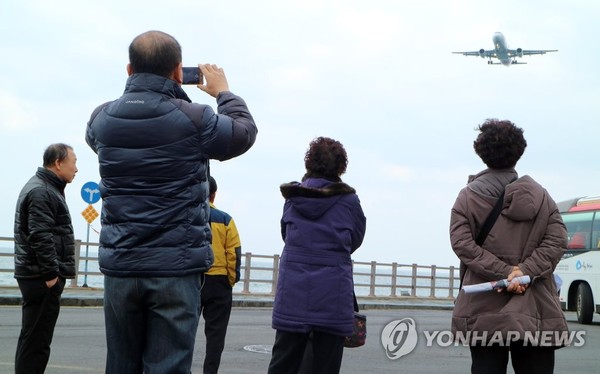 제주공항 소음 확인하는 제2공항 예정지 주민[연합뉴스 자료 사진]