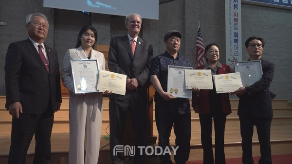 미국뉴저지 공화당상 하원 공동결의 인권상을 수상하고 있는 '허영철 감독, 이자은 주연배우, 이동현 미술감독, 김희연 운영위원 단체사진 / 사진제공 =원코리아미디컴