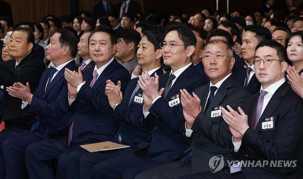 윤 대통령과 함께 상공의 날 기념식에 참석한 4대 그룹 총수들[연합뉴스 자료사진]