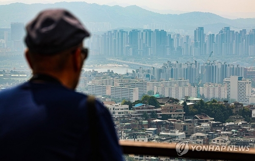 서울 남산에서 바라본 아파트[연합뉴스 자료사진]