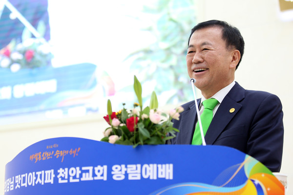 22일 이만희 총회장이 신천지 맛디아지파 천안교회를 방문한 가운데 장방식 맛디아지파장이 사회를 보고 있다. (사진제공 : 신천지 천안교회)