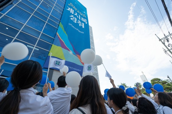 25일 신천지 마산교회에서 열린 ‘2024 신천지 계시 성취 실상 증거 말씀대성회’에 참석하는 이들을 환영하기 위해 많은 성도가 마중 나온 모습.  (사진 제공 : 신천지예수교회)