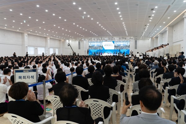 25일 신천지 마산교회에서 열린 ‘2024 신천지 계시 성취 실상 증거 말씀대성회’에 참석한 목회자들이 이 총회장의 강연에 박수치며 호응하고 있다. (사진 제공 : 신천지예수교회)