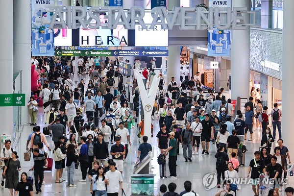 추석연휴 시작 하루 전, 붐비는 인천공항 면세구역