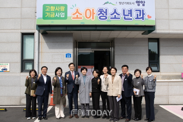 국회의원 연구모임 회원들이 영암 소아청소년과를 방문했다.[사진=영암군]