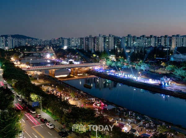 아델앤코콘텐츠랩 2024 성남페스티벌의 디자인 정체성을 융복합 기술로 구현한 행사장