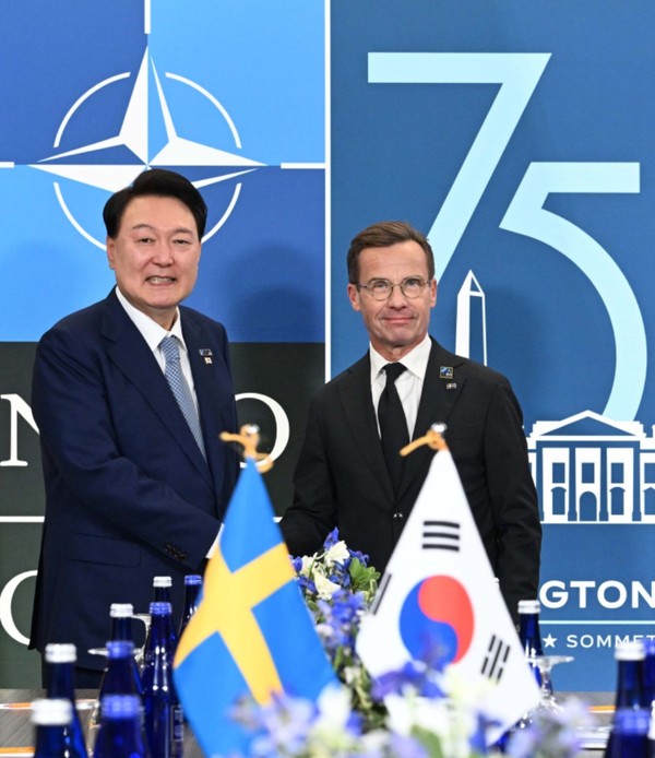 윤석열 대통령이 10일(현지시간) 북대서양조약기구(NATO·나토) 75주년 정상회의가 개최된 미국 워싱턴DC 월터 E. 워싱턴 컨벤션센터에서 열린 한-스웨덴 정상회담에서 울프 크리스테르손 스웨덴 총리와 악수하며 기념촬영을 하고 있다. 사진=연합뉴스