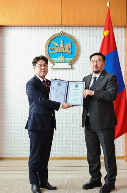 경남대학교 교육학과 박사 출신 김민수 동문이 몽골 정부로부터 외국인에게 수여하는 최고 영예의 훈장인 ‘우정훈장(나이람달 훈장)’을 받았다.[경남대]