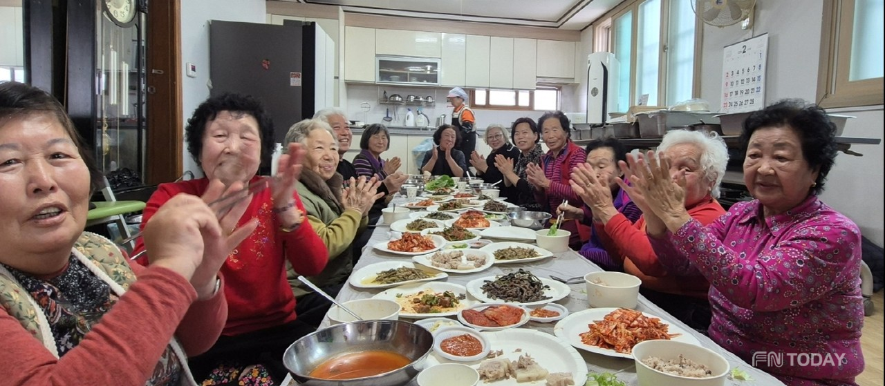 삼성면 용대2리 마을회관에서 열린 ‘무병장수 기원 경로잔치’에서 전범식 대표는 금일봉을 전달하고, 어르신들에게 정월대보름 맞이 음식을 대접했다.